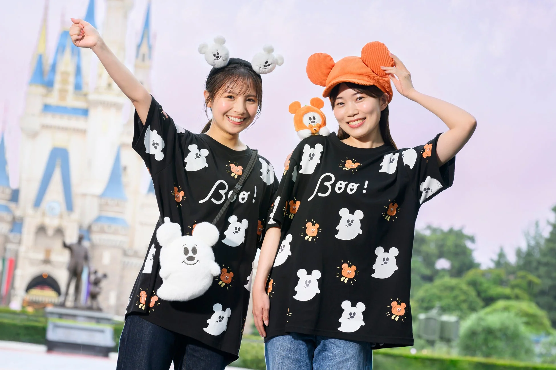 ゴーストミッキーのTシャツと帽子を身に着けた女性たち