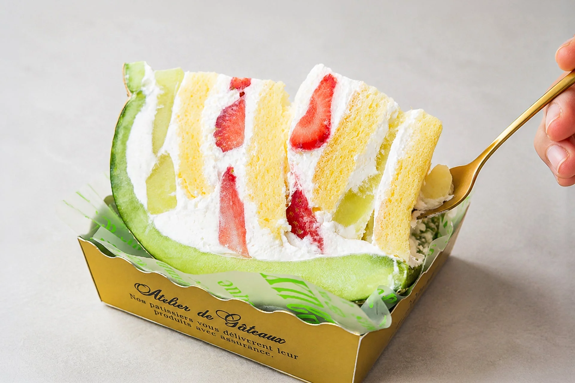 フォークでケーキを食べる