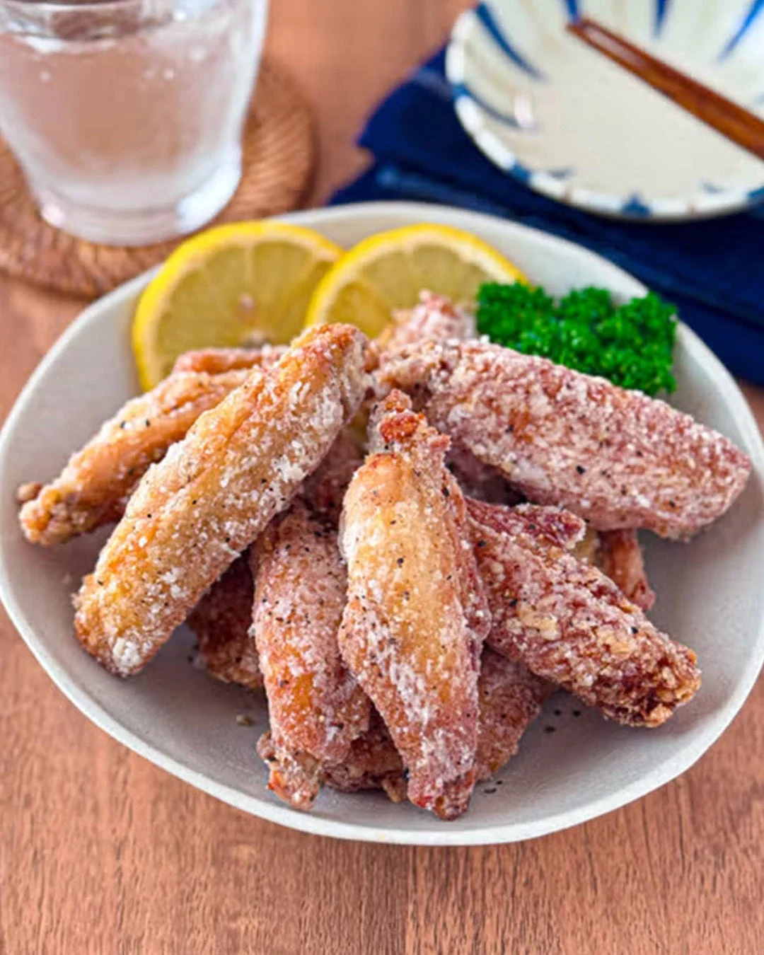塩胡椒で味付けされた揚げた手羽先