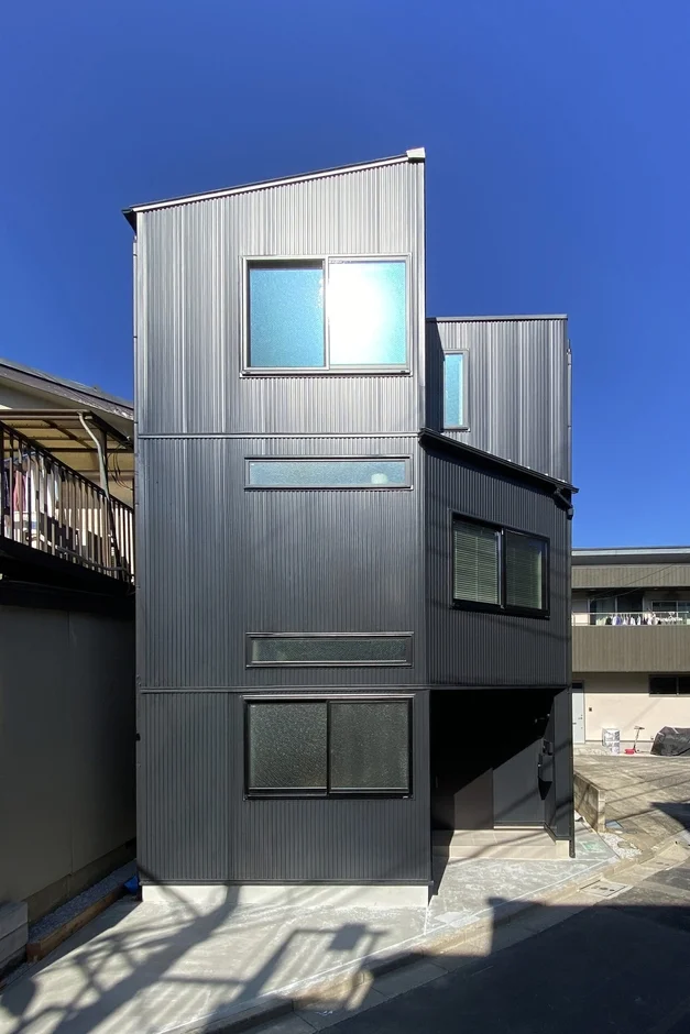 黒いサッシのモダン住宅