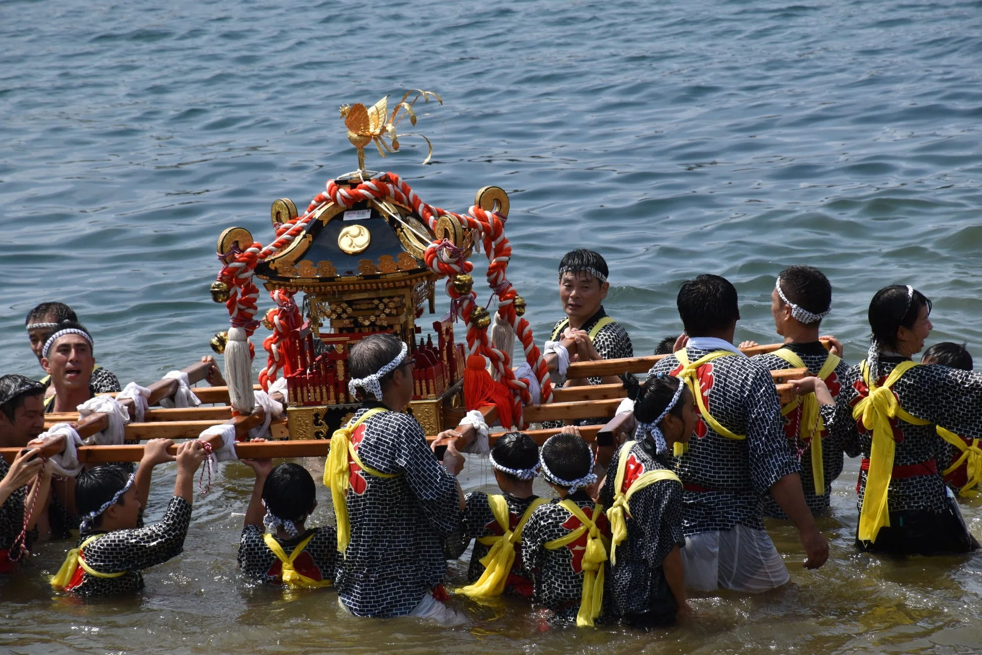 海での神輿祭り