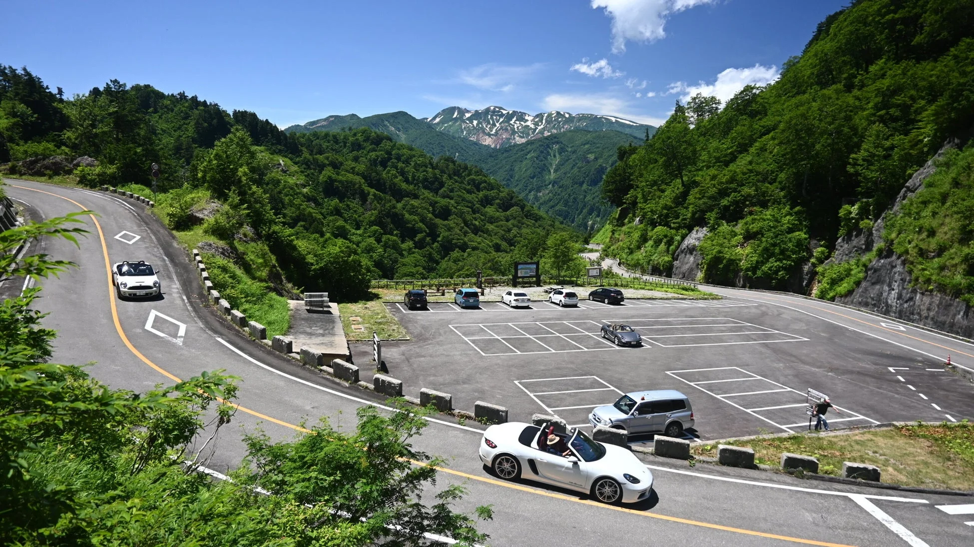 山道と駐車場