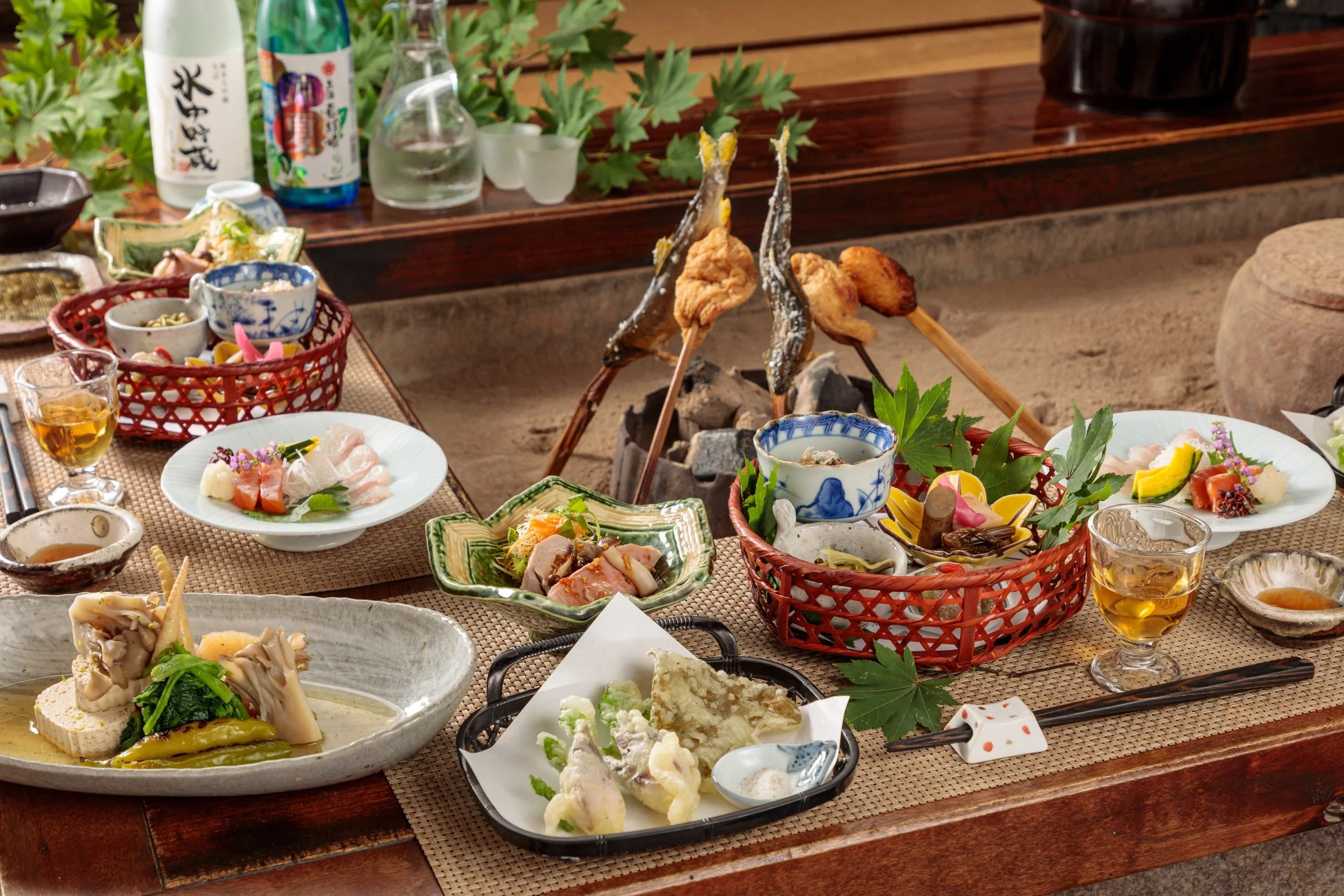 囲炉裏で焼かれた鮎や刺身など豪華な和食