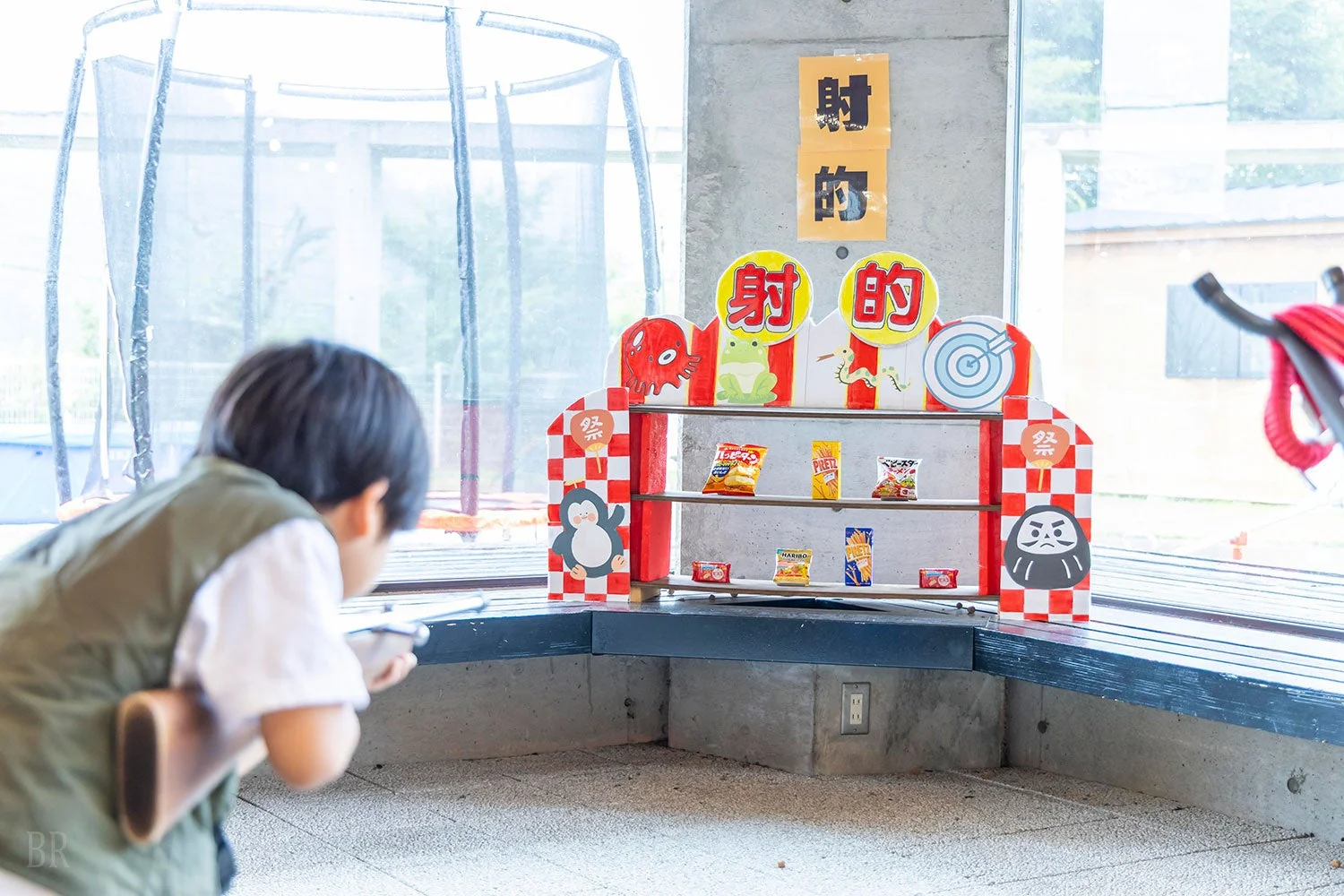 射的を楽しむ子ども