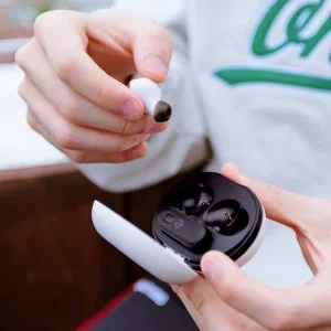 白いワイヤレスイヤホン