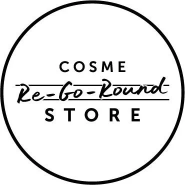 白地に黒い文字で「COSME Re-Go-Round STORE」と書かれたロゴマーク