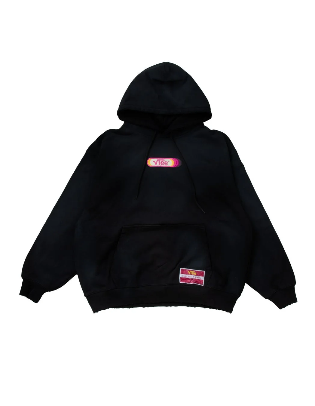 黒いフーディーに「Vtee」ロゴ