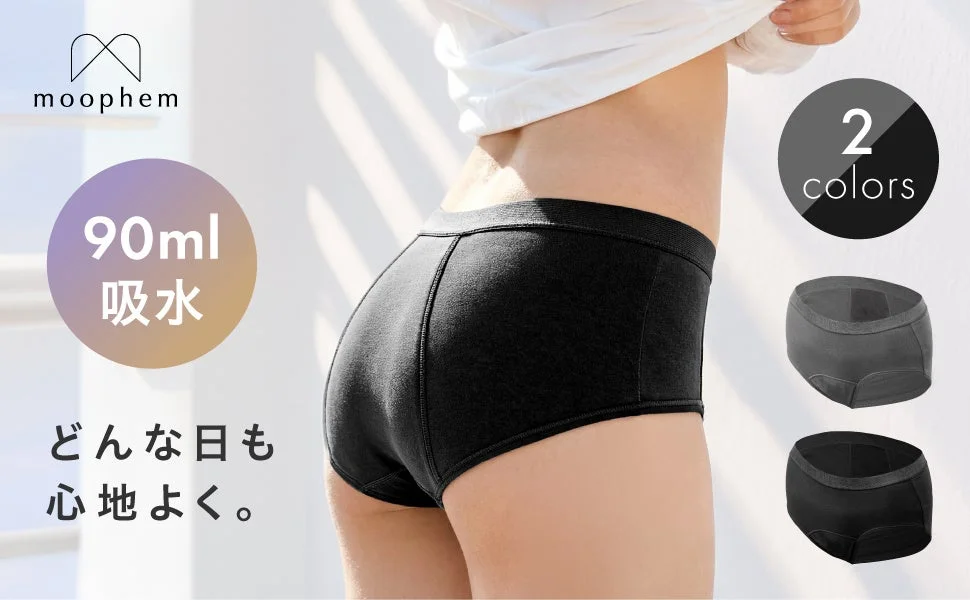 moophemブランドの黒い吸水ショーツを着用した女性