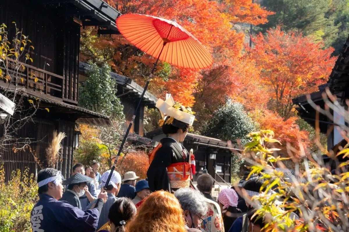 紅葉と着物姿の行列