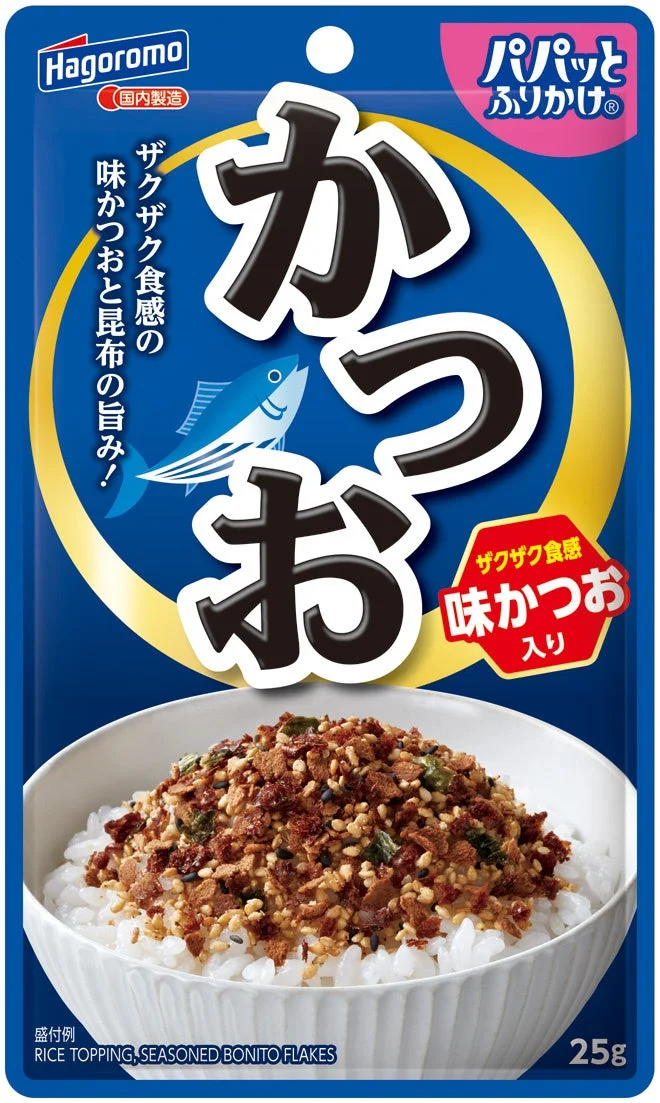 羽衣フーズの青いパッケージの「パパッとふりかけ かつお」の商品画像。ザクザク食感の味かつおと昆布の旨みが特徴で、ご飯にかけた状態が示されています。内容量は25gです。