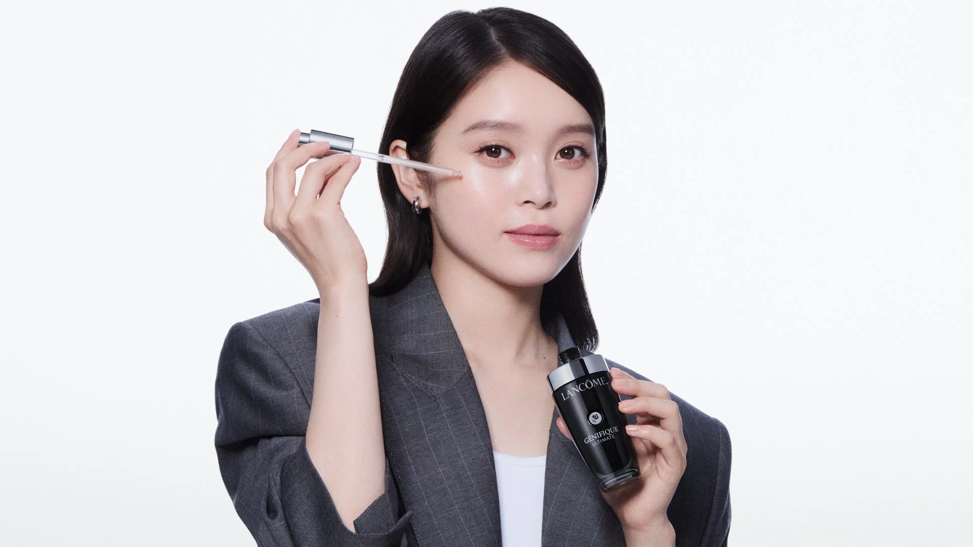 女性が美容液を顔に滴下している