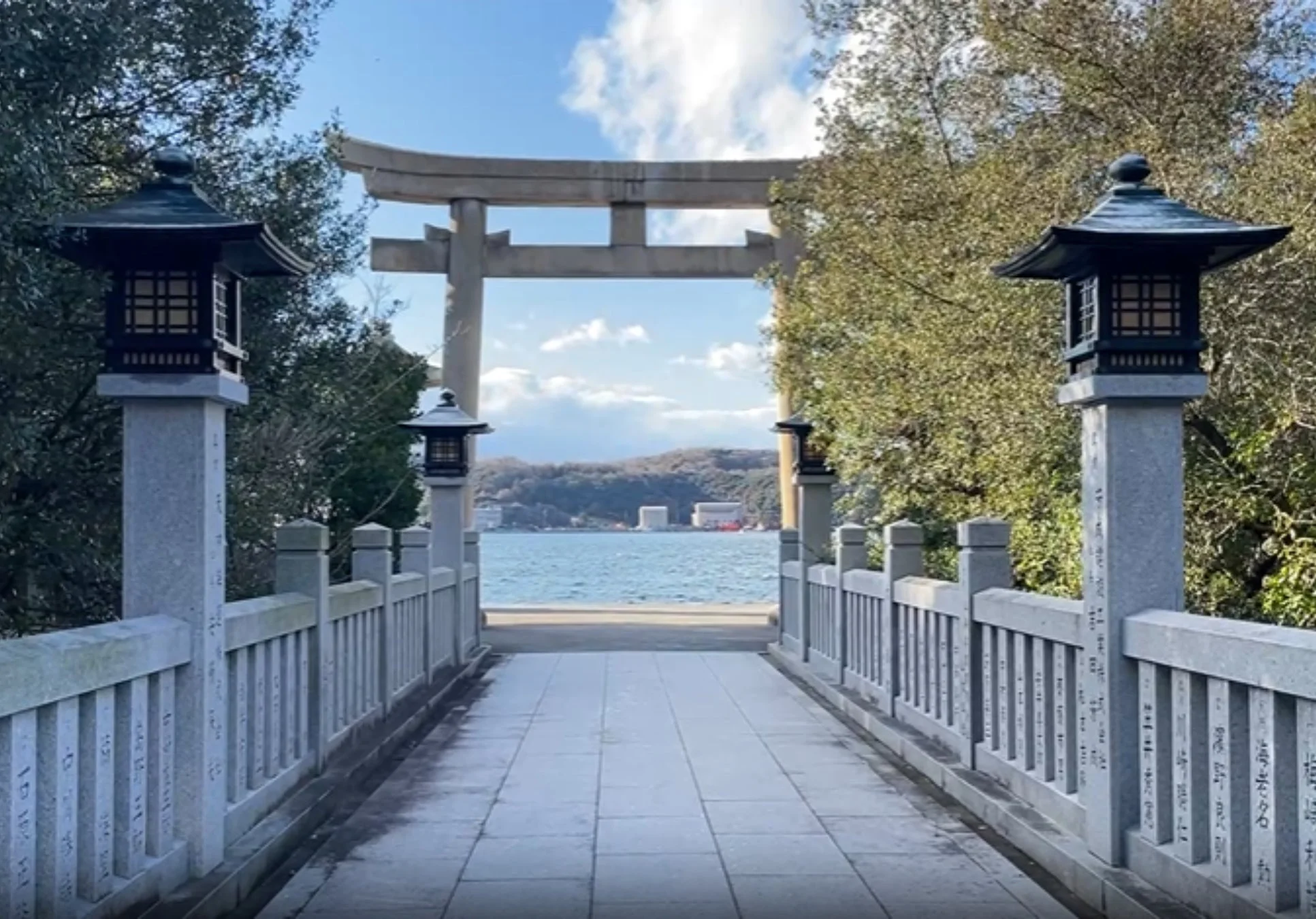 鳥居と海