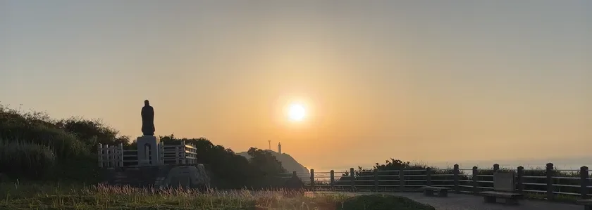 仏像と夕焼け、灯台