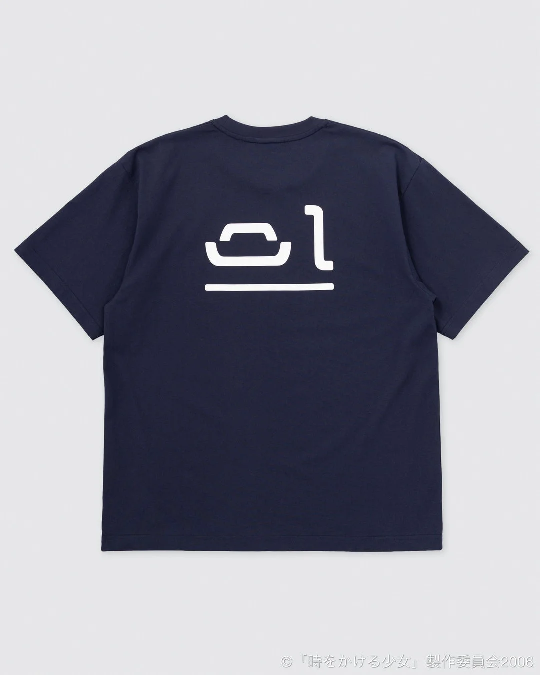 紺色のTシャツの背面に白い線で描かれた「01」のようなグラフィック