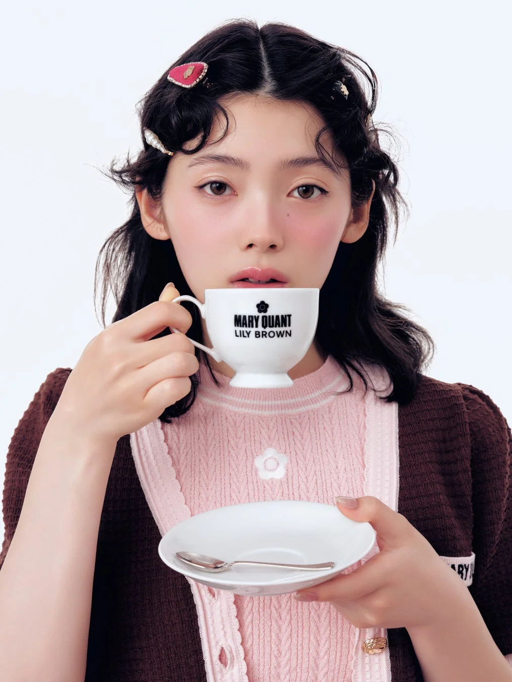 ピンクニットと茶色カーディガンにヘアアクセサリー