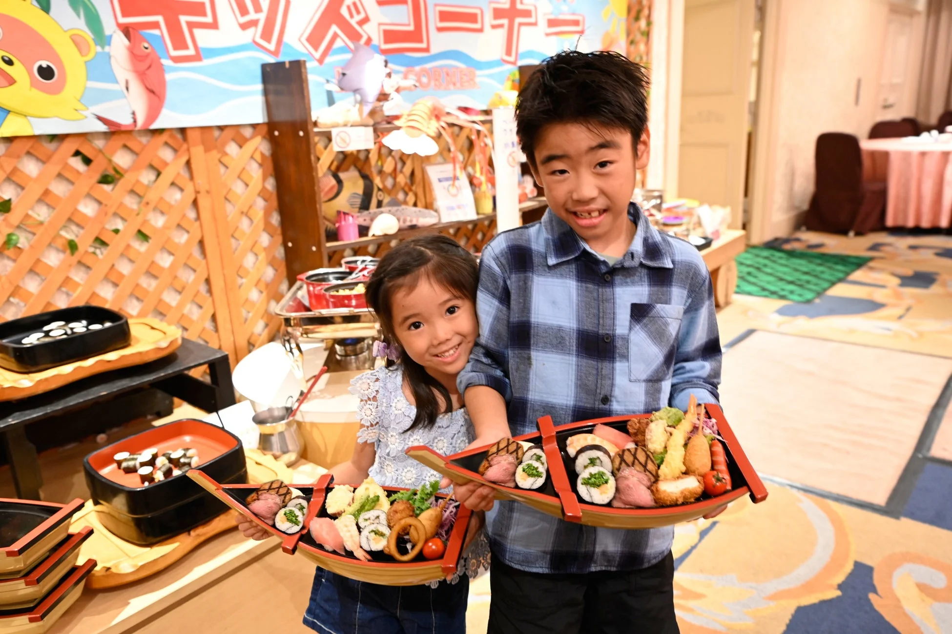 キッズコーナーで食事を楽しむ子供たち