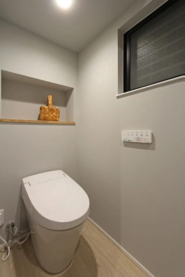 白を基調とした清潔感のあるモダンなトイレルーム