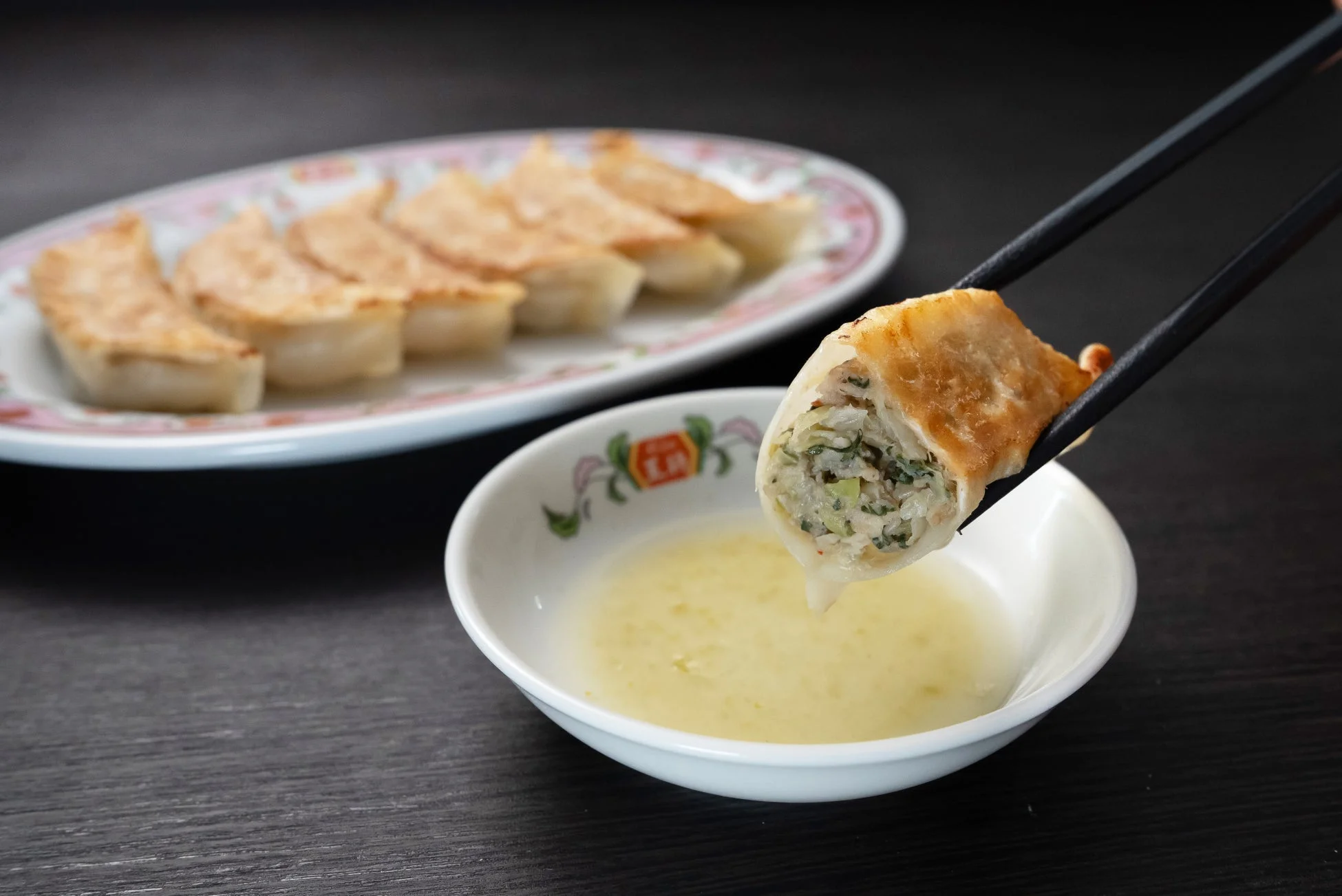 餃子を箸で持っている様子