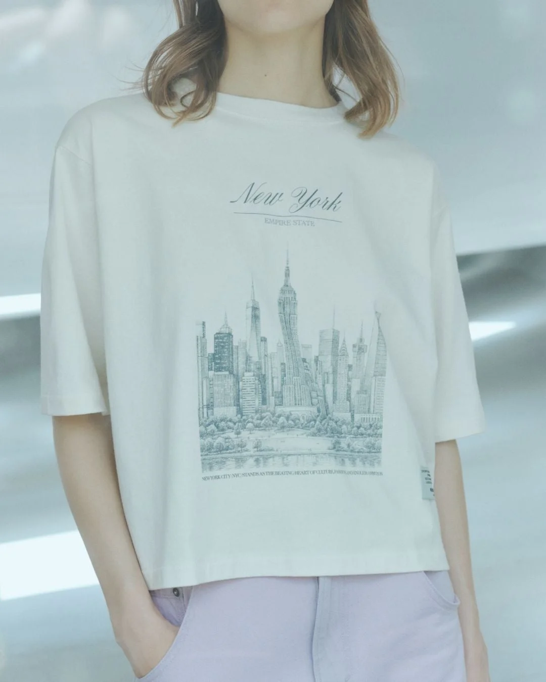 NYC TEEを着た女性