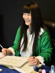 笑顔で作業する女性