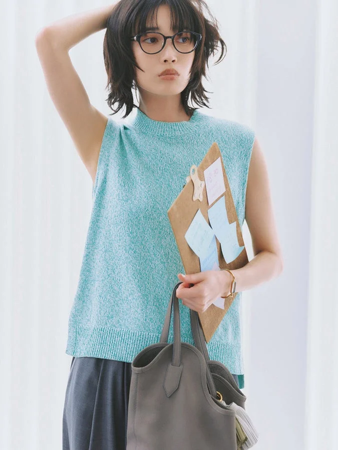眼鏡をかけたショートヘアの女性