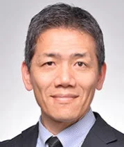 スーツを着たアジア系の中年男性
