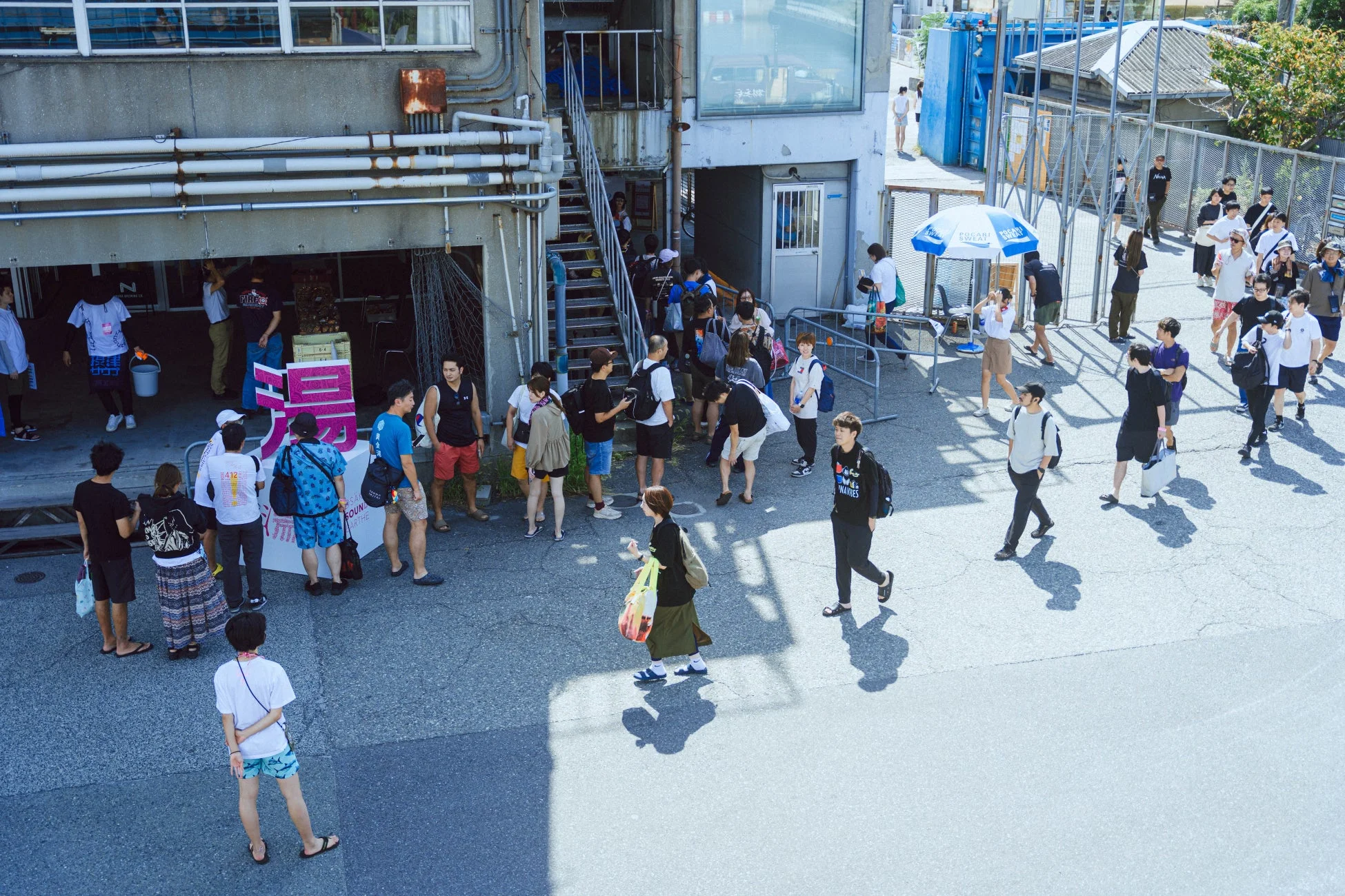 屋外イベント会場に集まる多くの若者