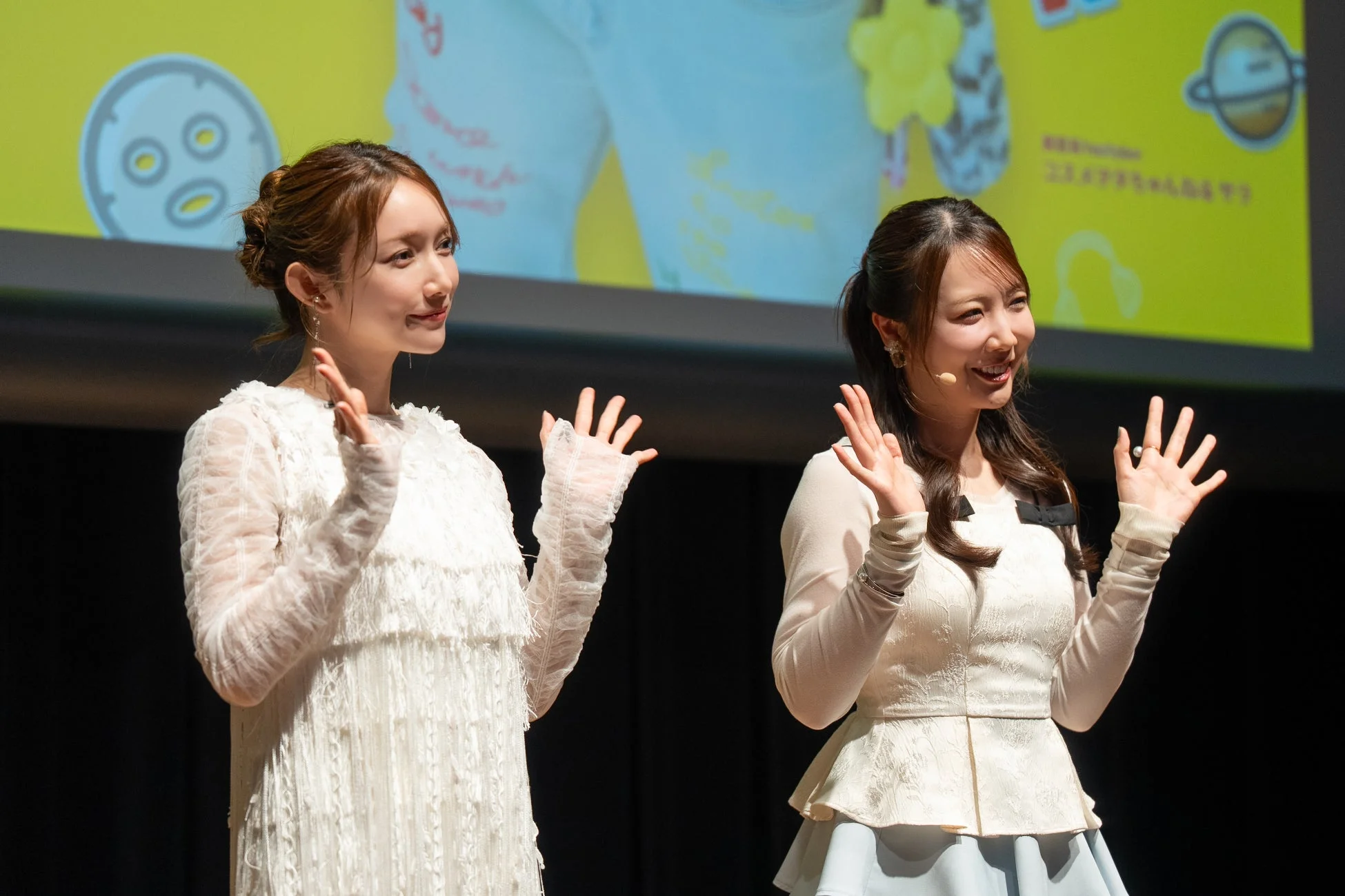 トークステージに登壇するサラさんと後藤真希さん
