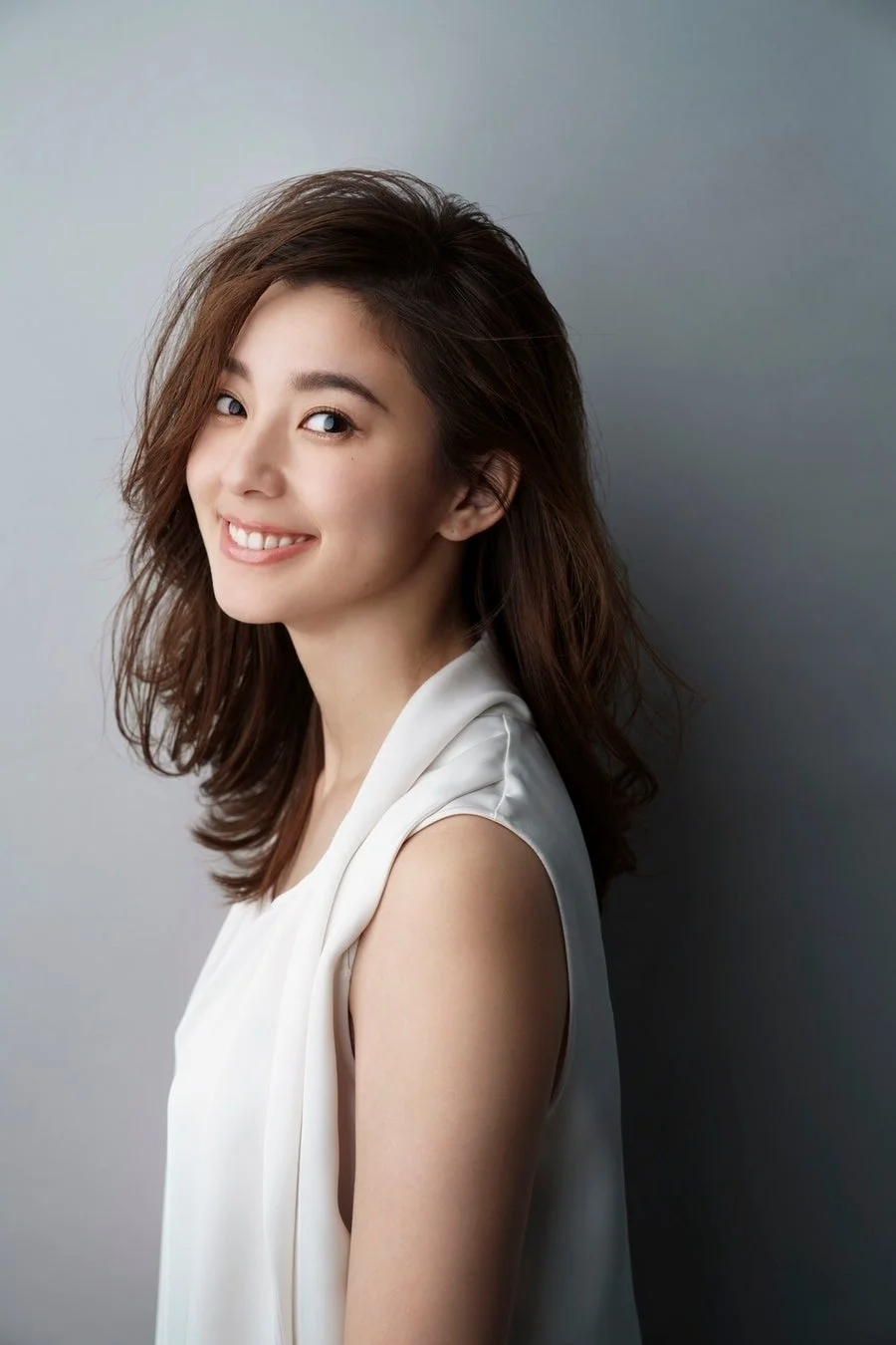 白いノースリーブを着て微笑む朝比奈彩さん