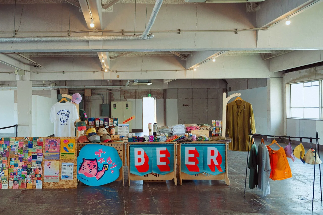 ポップアップストアで販売されるクラフトビールと猫グッズ