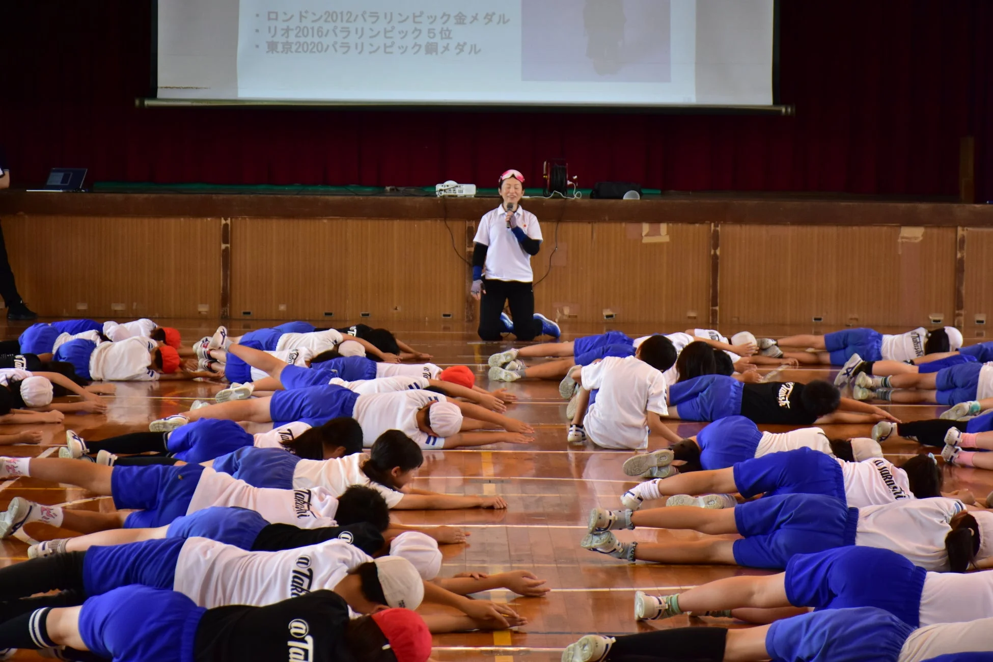 ディフェンスの基本姿勢を学ぶ児童たち