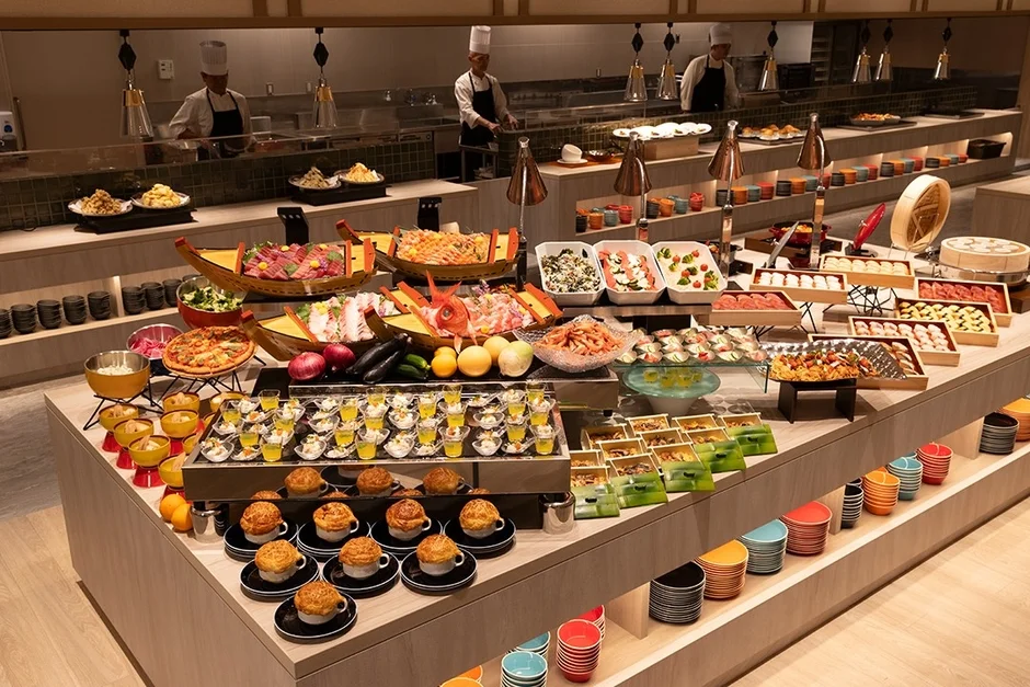 様々な料理が並ぶ豪華なビュッフェ