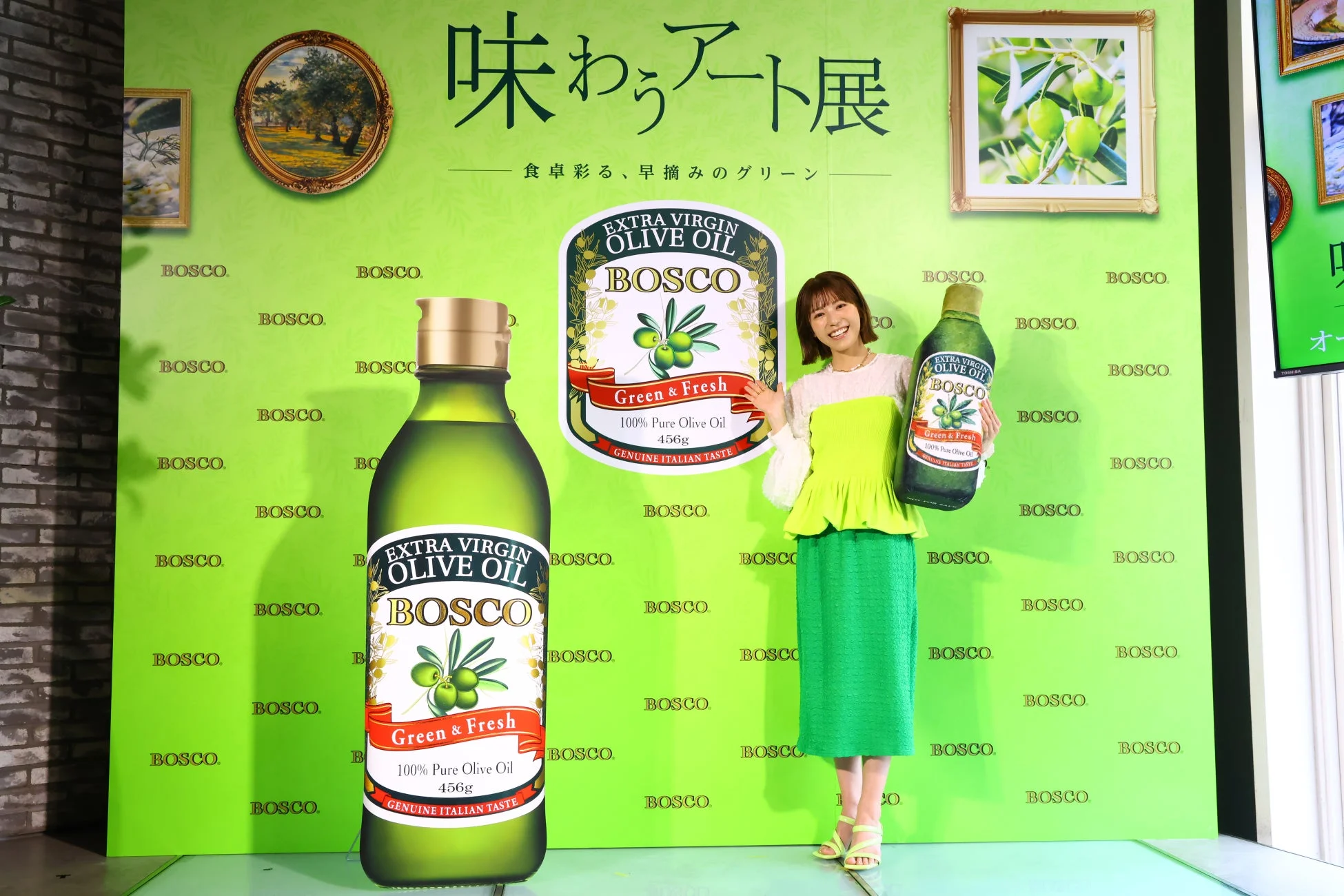 BOSCOの巨大ボトルを持つ若槻千夏さん
