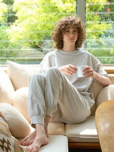 女性がソファでリラックスしている画像