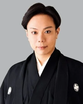 黒い紋付袴を着用した日本人男性のポートレート