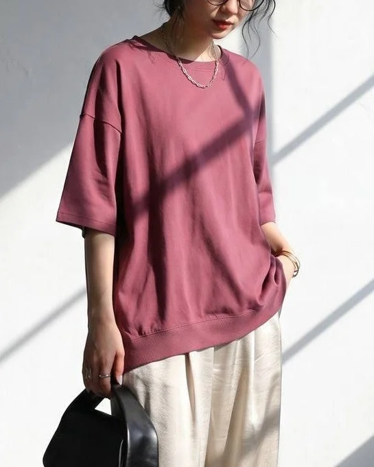 ピンクのオーバーサイズTシャツとベージュのワイドパンツのコーディネート