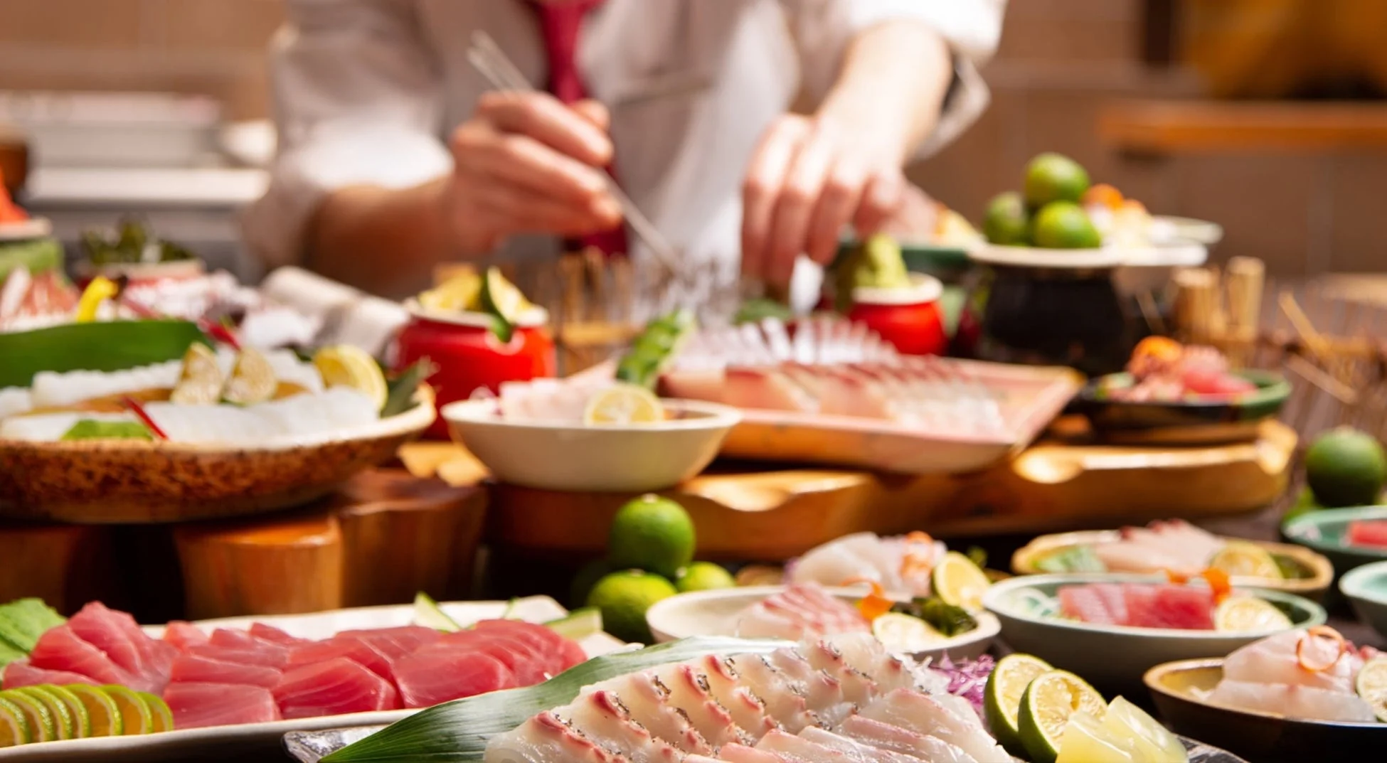 料理人が新鮮な刺身を美しく盛り付ける様子