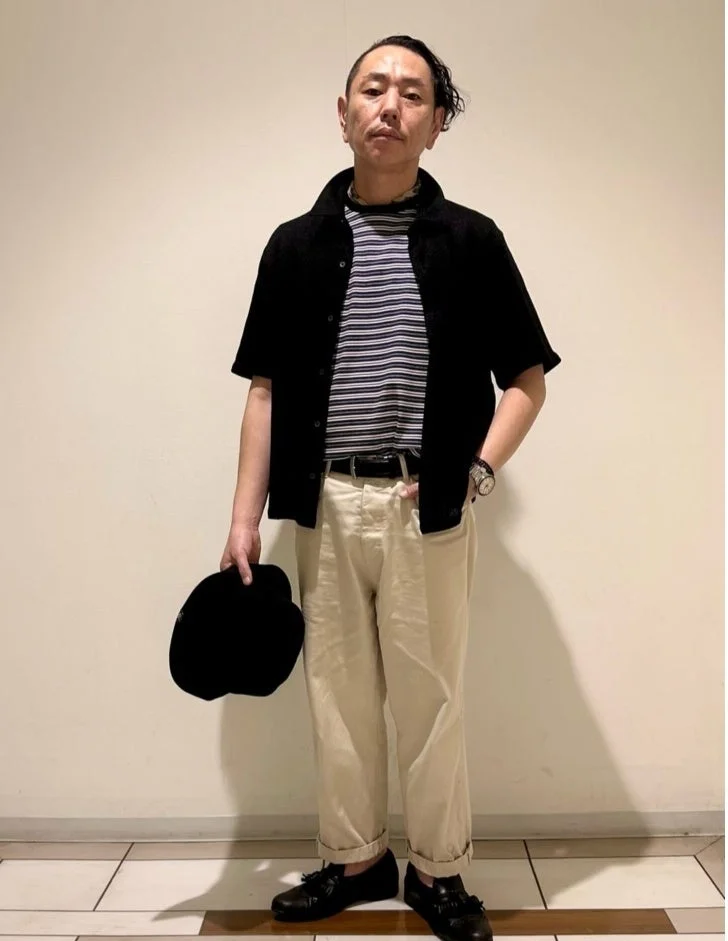 モノトーンでまとめた大人のカジュアルスタイル