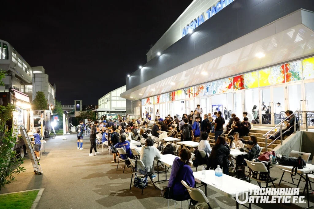 夜のアリーナ屋外で食事を楽しむ人々