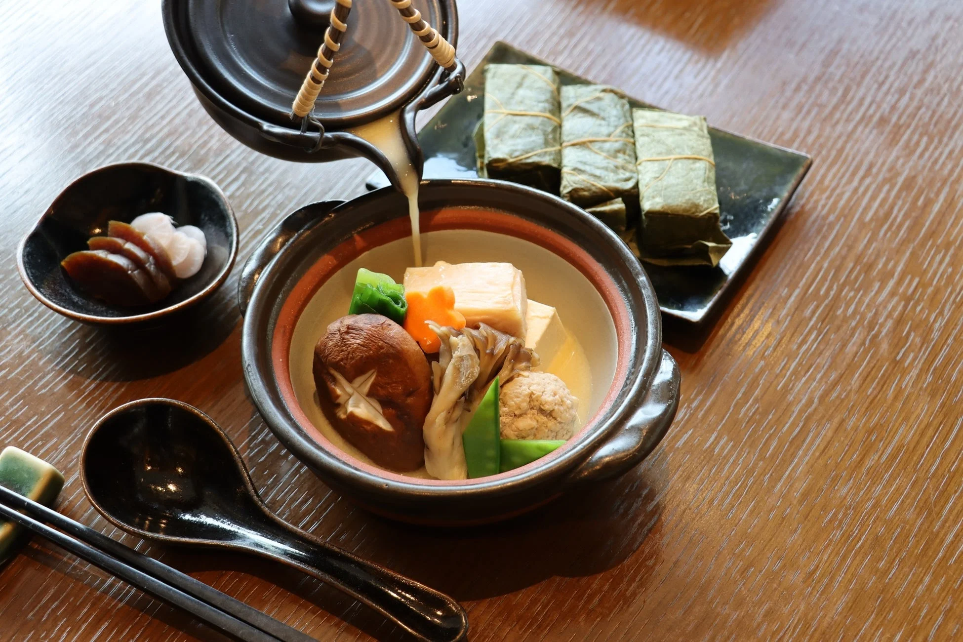 和食の膳、飛鳥鍋のような煮物と笹寿司