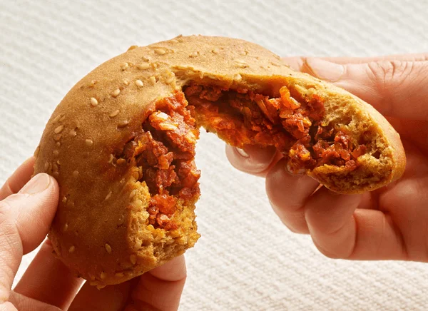 手で割られたZENBブレッド カレーパン