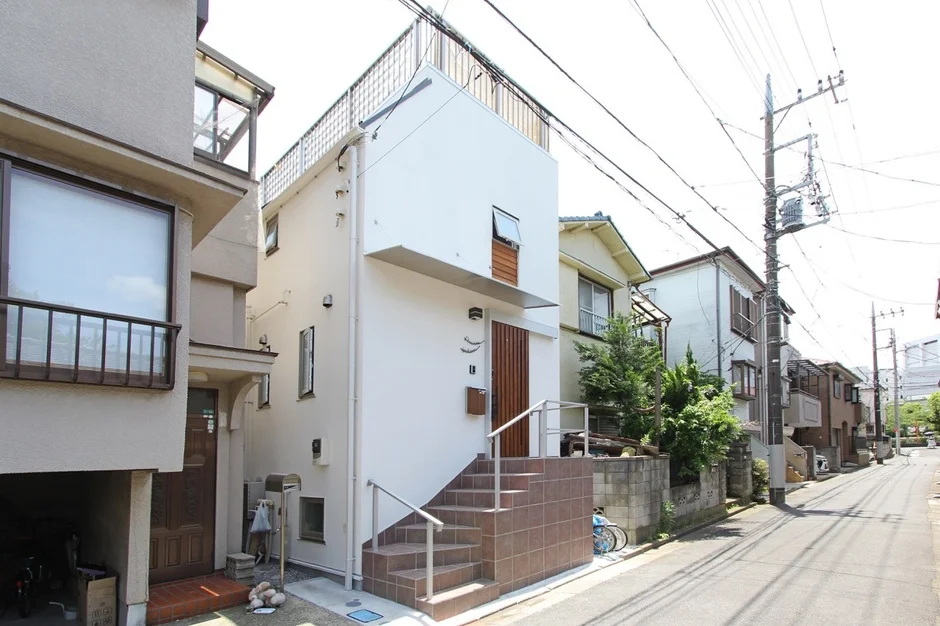 半地下室のある二世帯狭小住宅の外観