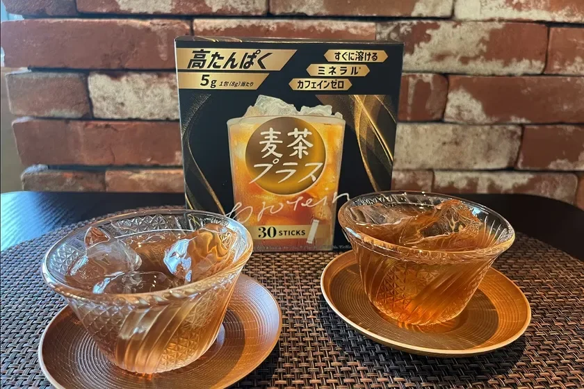 麦茶プラスのパッケージとグラスに注がれた麦茶のイメージ