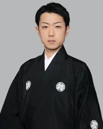黒い紋付袴を着用した若い日本人男性のポートレート