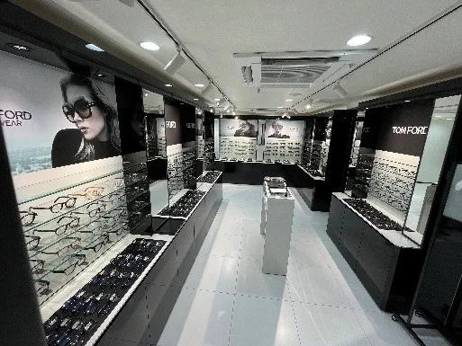 TOM FORD EYEWEARが多数展示された眼鏡店