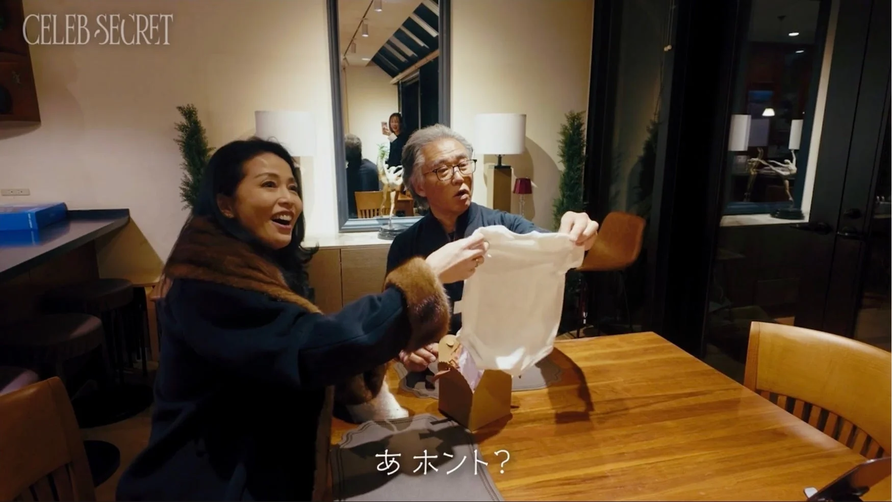サプライズでベビー服を受け取り喜ぶ藤井サチの父親とパートナー