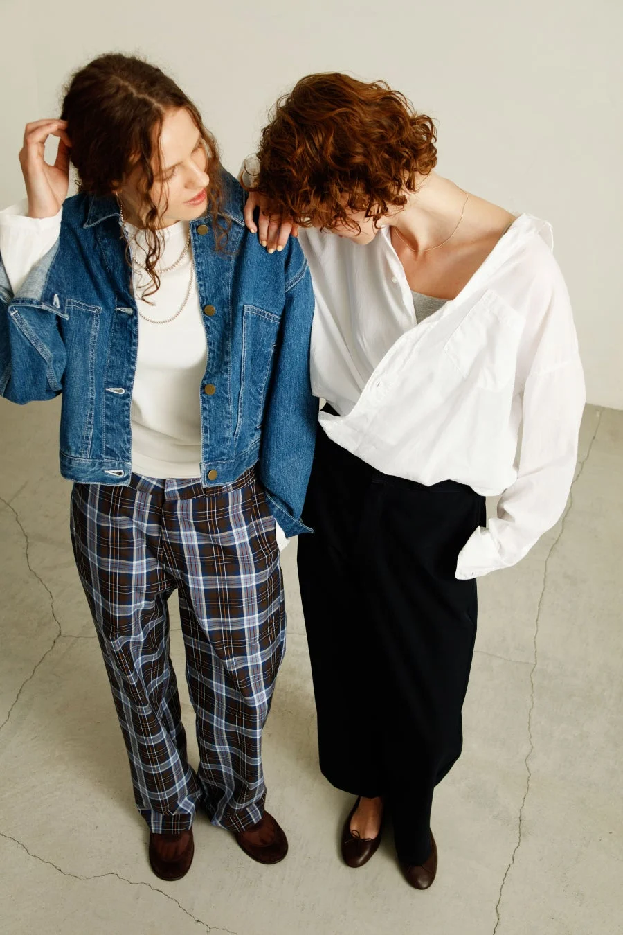 カジュアルな服装の女性二人