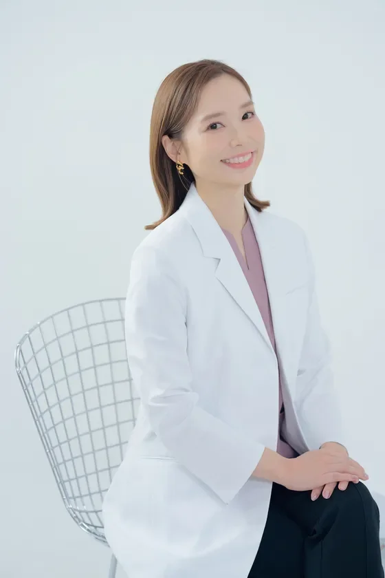 白衣を着た女性のポートレート
