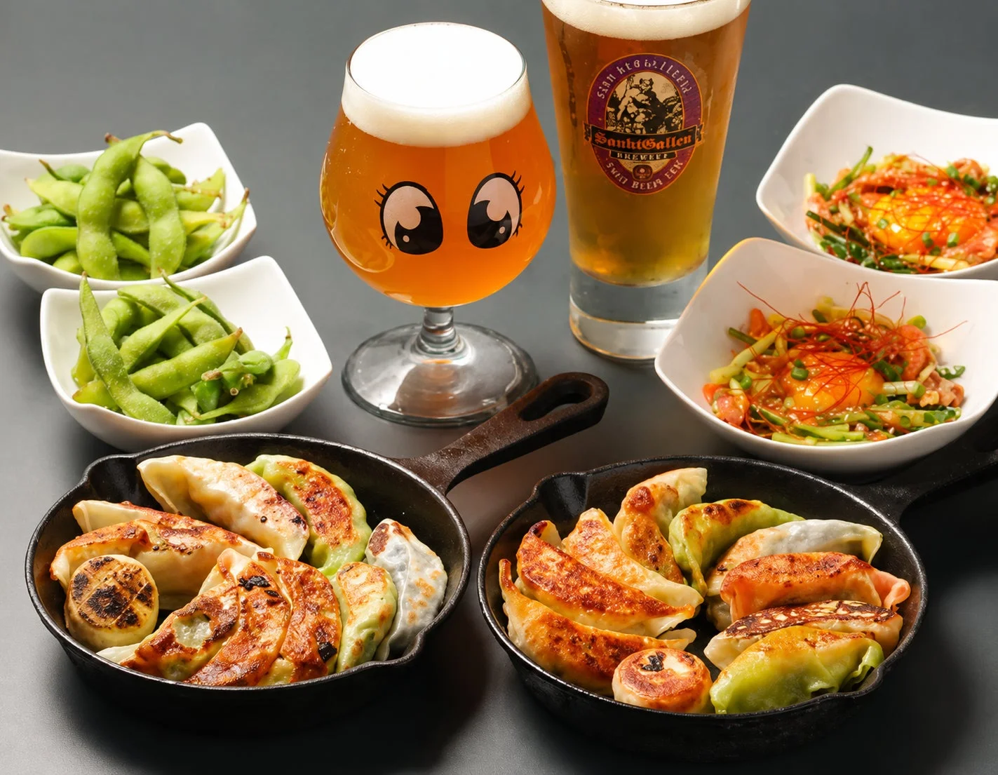 餃子とビール、枝豆の食卓