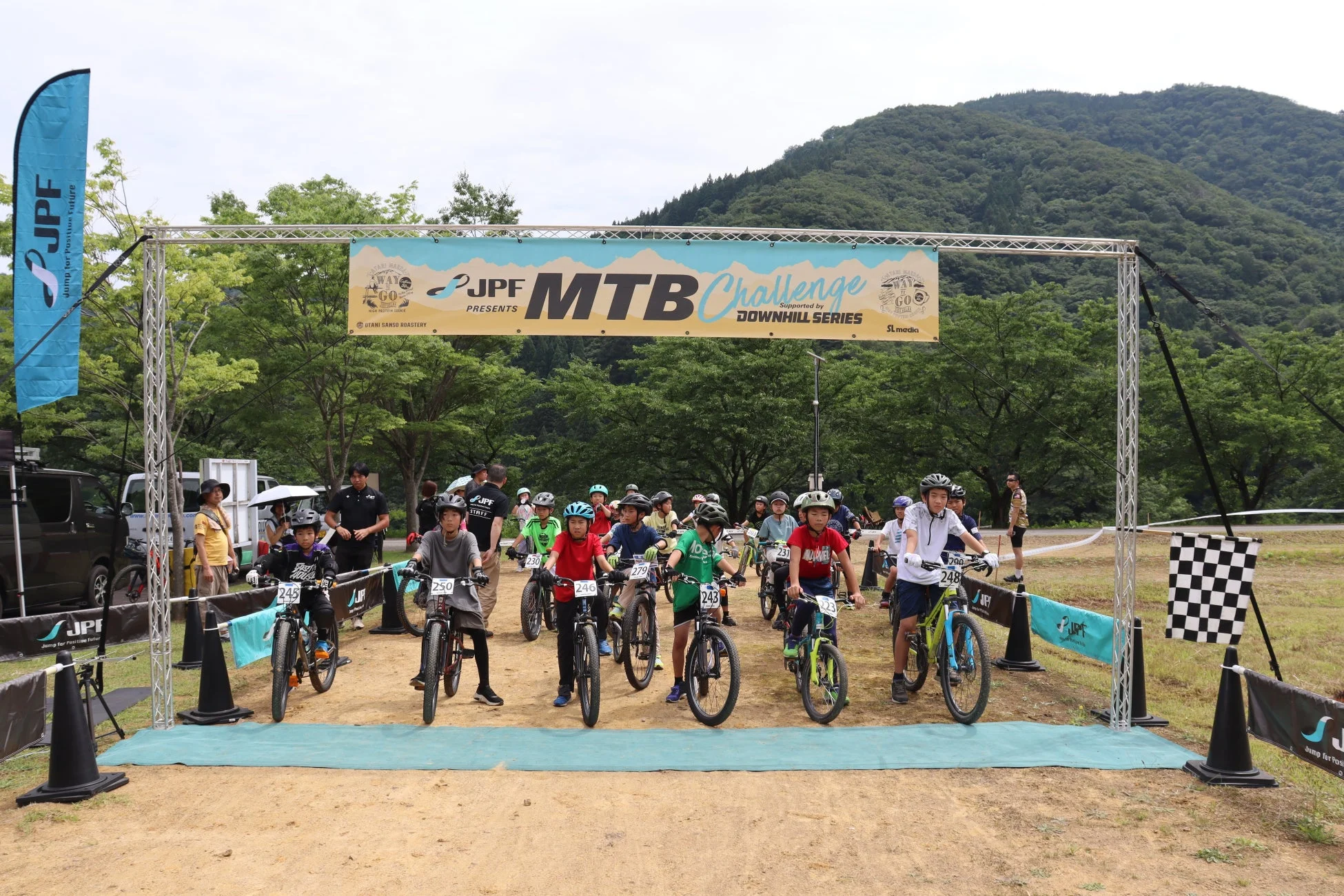 子供たちがMTBレースのスタートラインに並んでいる様子